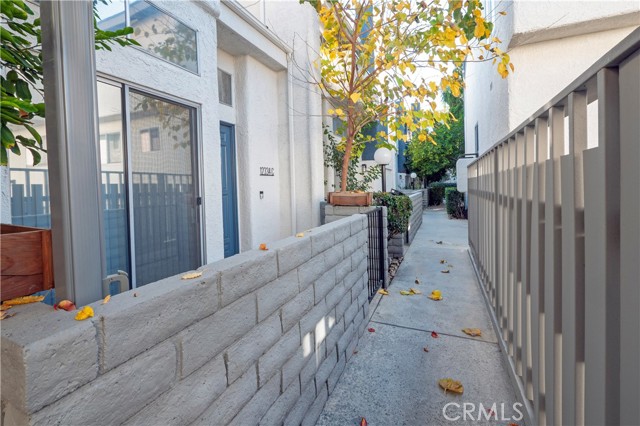 Detail Gallery Image 5 of 39 For 12334 Chandler #C,  Valley Village,  CA 91607 - 2 Beds | 2 Baths