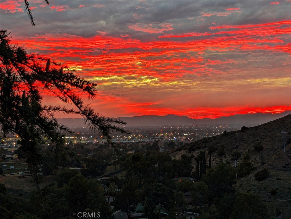 https://media.crmls.org/medias/bb85dde0-648d-4c68-ad5c-4e3bc34b970b.jpg?preset=X-Large