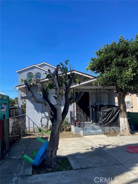 Detail Gallery Image 2 of 27 For 1231 1/2 S Rowan Ave #1/2,  Los Angeles,  CA 90023 - 4 Beds | 4 Baths