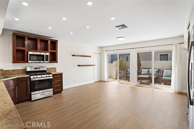 Detail Gallery Image 10 of 37 For 4551 Larkwood Ave, Woodland Hills,  CA 91364 - 5 Beds | 3 Baths