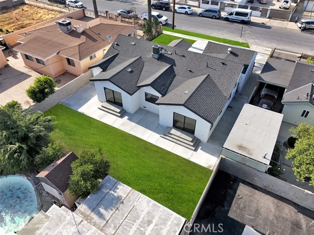 11240 Lull Street, Sun Valley CA: https://media.crmls.org/medias/bb8cafe1-7be8-41f3-9f97-afa95bc6d589.jpg