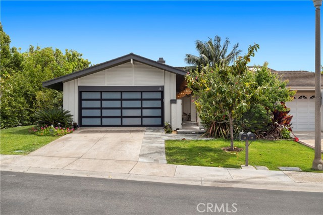 11 Mainsail Drive, Corona del Mar CA: https://media.crmls.org/medias/bb8d633a-0d49-440f-9f22-1a04156dfe9f.jpg