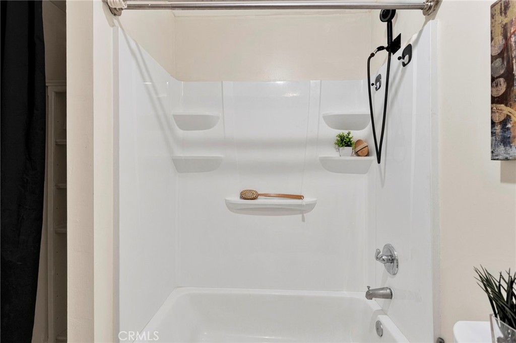 https://media.crmls.org/medias/bb8dccbc-9738-4a71-99b4-9b0b51193594.jpg?preset=X-Large
