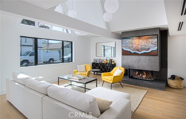 Detail Gallery Image 5 of 50 For 309 N Walnut St, Newport Beach,  CA 92663 - 4 Beds | 4 Baths