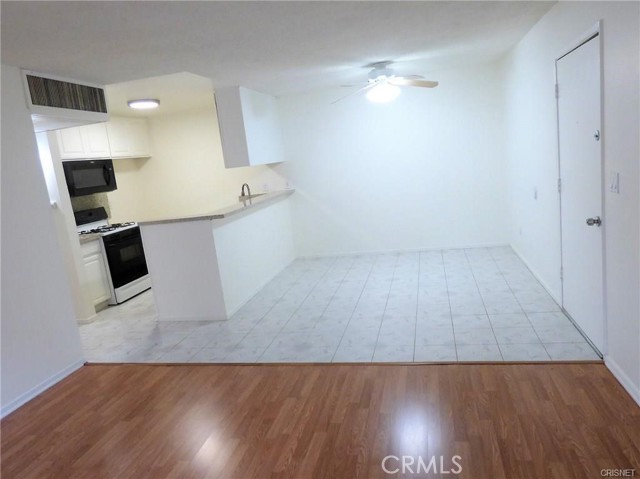 Detail Gallery Image 5 of 11 For 8601 International, Canoga Park,  CA 91304 - 2 Beds | 1 Baths