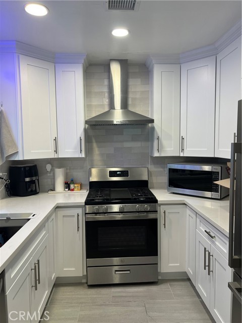 Detail Gallery Image 2 of 13 For 5713 Woodman, Valley Glen,  CA 91401 - 2 Beds | 1 Baths