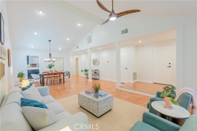 7215 Enfield Avenue, Reseda CA: https://media.crmls.org/medias/bb9c93ab-c388-4e90-8c78-910c2e09eaee.jpg