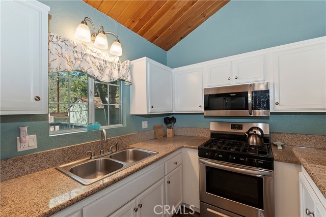 22365 Pine Drive, Cedarpines Park CA: https://media.crmls.org/medias/bba09ce0-7607-4d29-80dd-6f565a305a0c.jpg