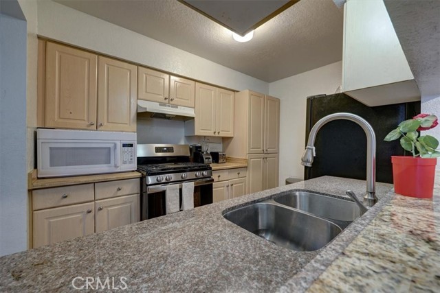 Detail Gallery Image 12 of 22 For 13927 Parkway Dr #65,  Garden Grove,  CA 92843 - 4 Beds | 2 Baths