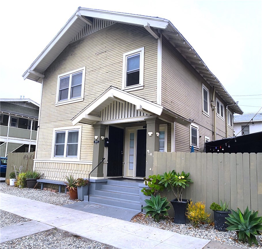 Duplex at 811 Lime Avenue