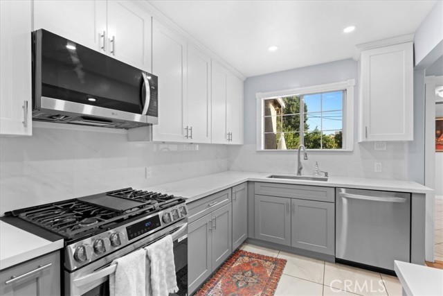 Detail Gallery Image 5 of 37 For 6902 Quakertown Ave, Winnetka,  CA 91306 - 5 Beds | 3 Baths