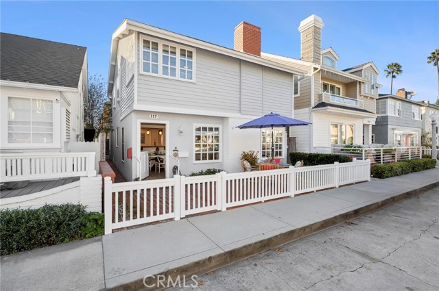 Detail Gallery Image 3 of 40 For 117 Amethyst Ave, Newport Beach,  CA 92662 - 3 Beds | 2 Baths