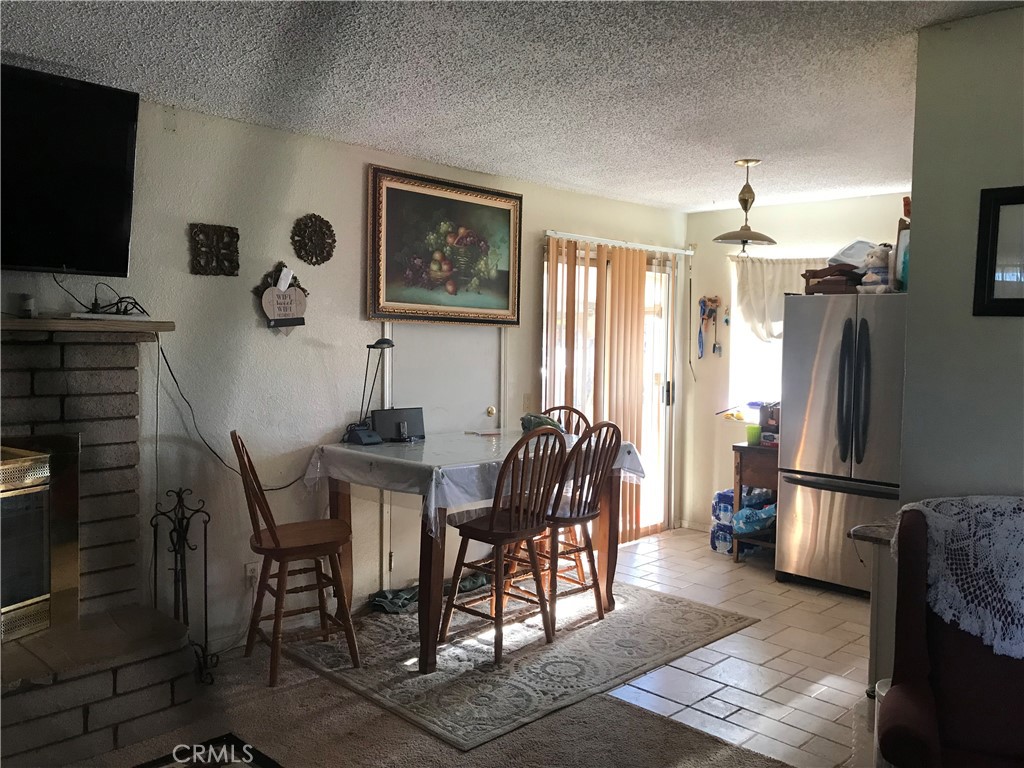 https://media.crmls.org/medias/bba9f7a8-ffb6-434e-a35f-9d6bab358800.jpg?preset=X-Large