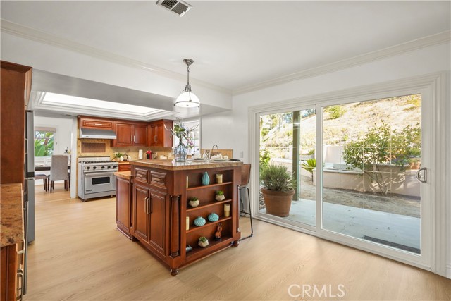 22550 Flamingo Street, Woodland Hills CA: https://media.crmls.org/medias/bbabd9f0-0850-4075-849a-534c5d0acbdc.jpg