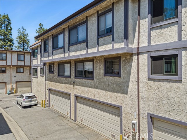 1832 Oak Tree Drive, Los Angeles CA: https://media.crmls.org/medias/bbadd8b9-b3fd-4a79-a6f7-991891c06a75.jpg