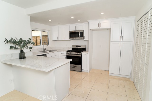 Detail Gallery Image 1 of 1 For 5638 Etiwanda Ave #5,  Tarzana,  CA 91356 - 3 Beds | 2/1 Baths