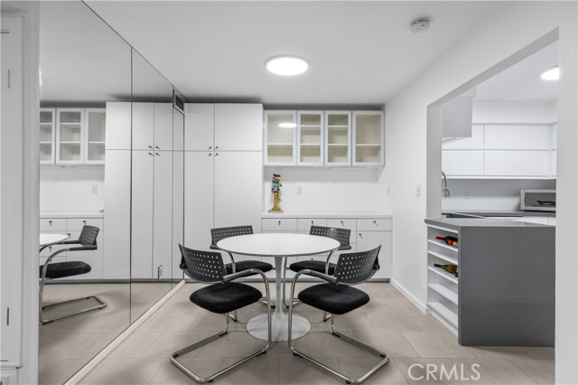 Detail Gallery Image 8 of 25 For 14960 Victory Bld #102,  Van Nuys,  CA 91411 - 2 Beds | 2 Baths