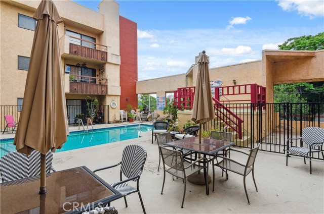 Detail Gallery Image 3 of 14 For 8710 Independence Ave #301,  Canoga Park,  CA 91304 - 2 Beds | 2 Baths