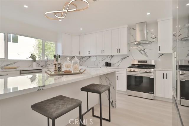 22131 1/2 Victory, Canoga Park CA: https://media.crmls.org/medias/bbb1f092-4538-4872-8ea9-8cb7f9977b90.jpg