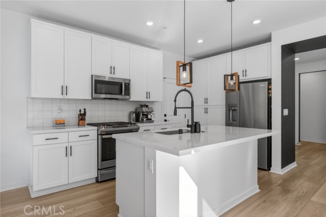 Detail Gallery Image 7 of 66 For 4059 Pomelo Dr, Corona,  CA 92883 - 4 Beds | 3 Baths