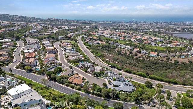 24 Narbonne, Newport Beach CA: https://media.crmls.org/medias/bbb98937-16b8-4342-abc4-df0695a9ae98.jpg