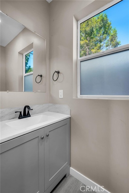 Detail Gallery Image 13 of 29 For 10663 Encino, Granada Hills,  CA 91344 - 2 Beds | 2 Baths