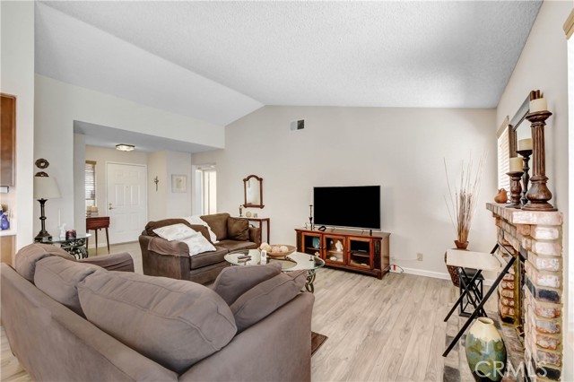 Detail Gallery Image 5 of 21 For 1355 Freedom Way, San Jacinto,  CA 92583 - 2 Beds | 2 Baths