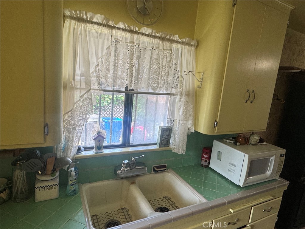 https://media.crmls.org/medias/bbbe03a3-b467-4f44-9ab2-e79fdc314c0e.jpg?preset=X-Large