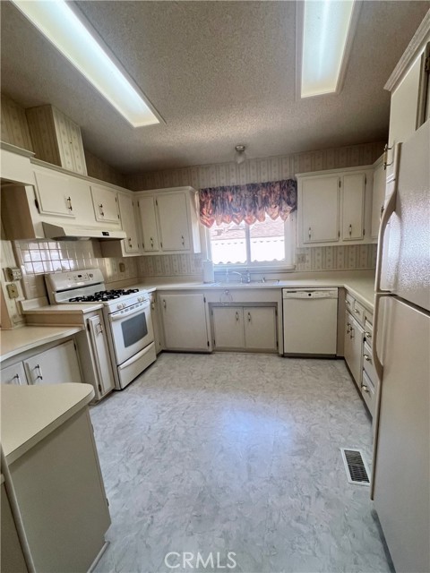39737 Road 274, Bass Lake CA: https://media.crmls.org/medias/bbbf7e35-abde-47c7-8263-620f4844cb06.jpg
