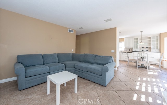 9 Sunrise, Irvine CA: https://media.crmls.org/medias/bbbfbf13-2077-42d9-bb36-2d038b30f642.jpg