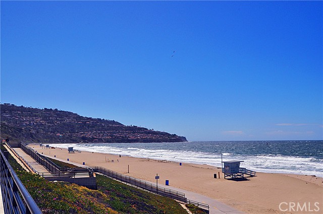 Detail Gallery Image 32 of 36 For 105 Paseo De La Playa #F,  Redondo Beach,  CA 90277 - 3 Beds | 3/1 Baths