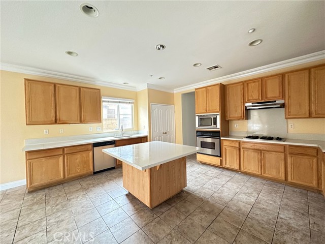 Detail Gallery Image 3 of 14 For 16156 Stone Ridge Ln, Fontana,  CA 92336 - 4 Beds | 2/1 Baths
