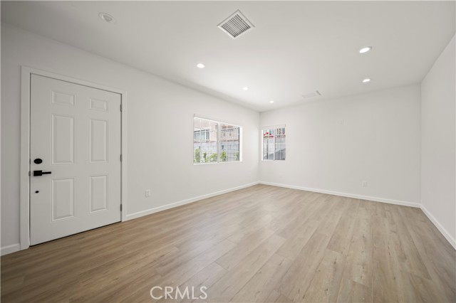 Detail Gallery Image 3 of 24 For 252 W Tujunga #102,  Burbank,  CA 91502 - 3 Beds | 2 Baths