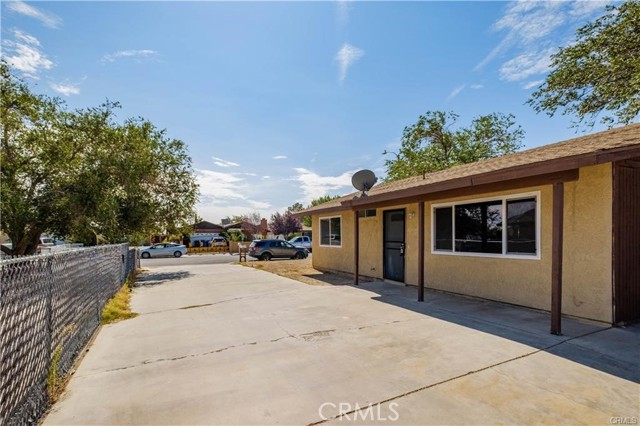 18610 Casaba Rd, Adelanto CA: https://media.crmls.org/medias/bbcdd50c-c703-4e87-bdde-79c797dd385d.jpg