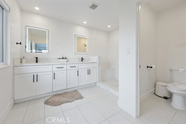 Detail Gallery Image 8 of 21 For 4434 Santa Monica Ave, San Diego,  CA 92107 - 4 Beds | 3 Baths