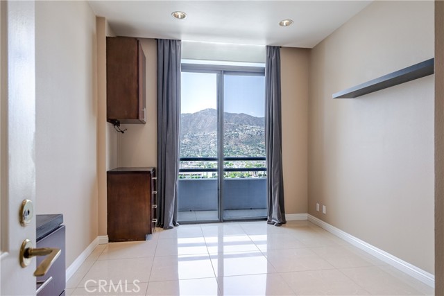 343 Pioneer Drive, Glendale CA: https://media.crmls.org/medias/bbd1e0cc-b5f5-427a-8910-29779fd46338.jpg