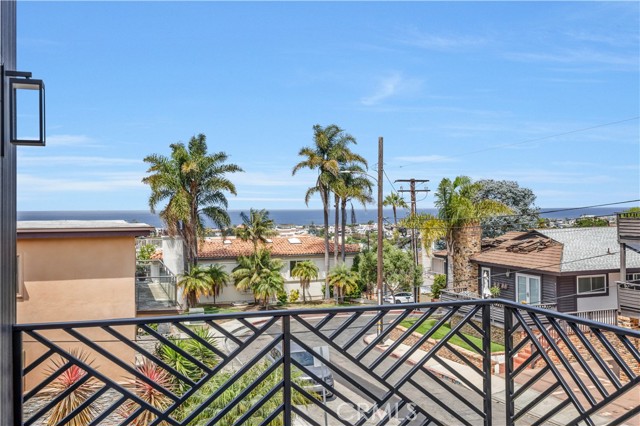 924 17th St, Hermosa Beach CA: https://media.crmls.org/medias/bbd29352-85f3-4e19-972b-39519577aa7e.jpg