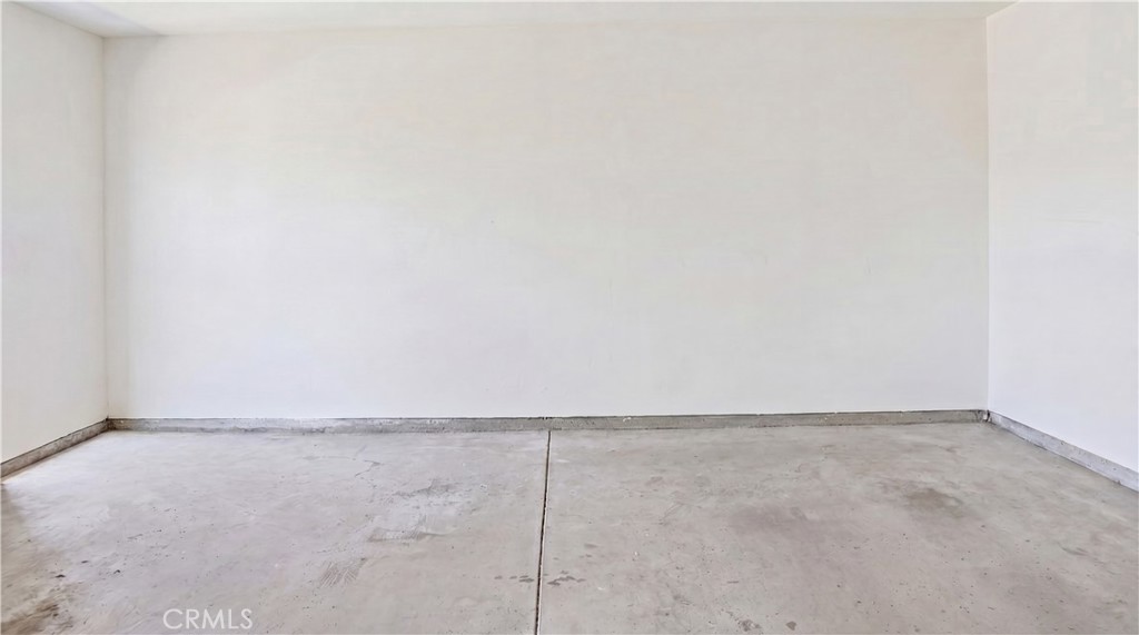https://media.crmls.org/medias/bbd2e2c0-f619-4fd4-b57c-dffdfe222512.jpg?preset=X-Large