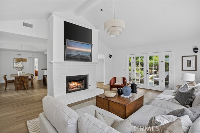 983 Oak Street, Costa Mesa CA: https://media.crmls.org/medias/bbd5d67e-4419-451b-b696-468a1fe9d7de.jpg
