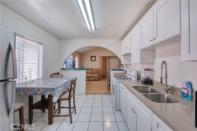 4430 W 166th Street, Lawndale CA: https://media.crmls.org/medias/bbd64953-9043-4550-8610-0da5e25ccaf9.jpg