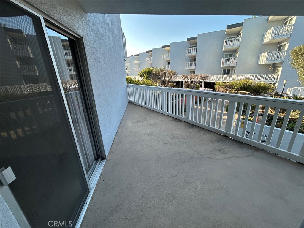 https://media.crmls.org/medias/bbd68df0-f0d9-4464-8f9c-ccd33269de38.jpg?preset=X-Large