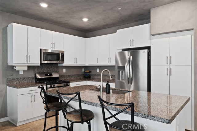 Detail Gallery Image 13 of 41 For 16667 Snowdrop #2,  Fontana,  CA 92336 - 4 Beds | 3 Baths