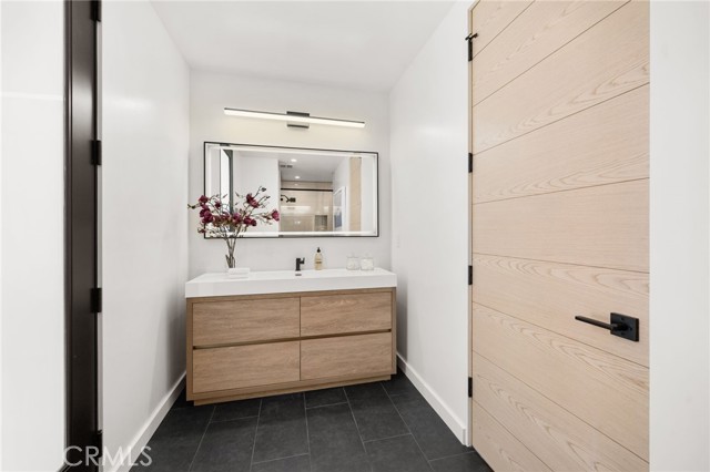 555 N Plymouth Boulevard, Los Angeles CA: https://media.crmls.org/medias/bbe79101-cbc2-4fa9-8cda-8a612cfa84ba.jpg