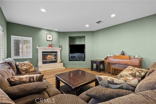 Detail Gallery Image 21 of 61 For 15355 Michael Crest Dr, Canyon Country,  CA 91387 - 5 Beds | 3/1 Baths