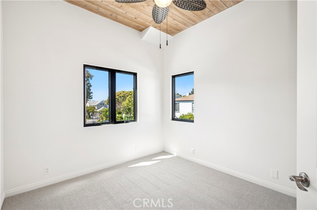 441 1/2 Goldenrod Avenue, Corona del Mar CA: https://media.crmls.org/medias/bbe9a236-e6f7-4ca1-b932-637e35eb5793.jpg