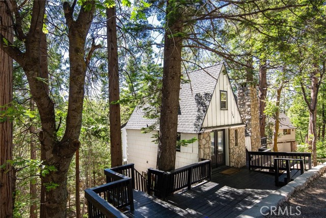 Welcoming large front deck