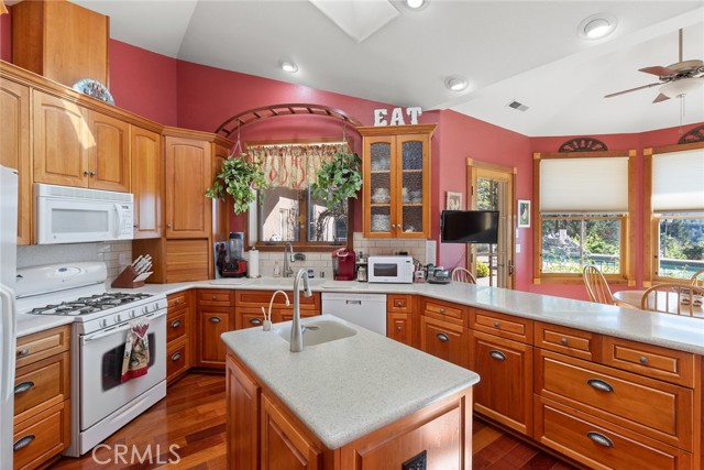 Detail Gallery Image 13 of 56 For 5005 Schott Rd, Forest Ranch,  CA 95942 - 4 Beds | 3 Baths