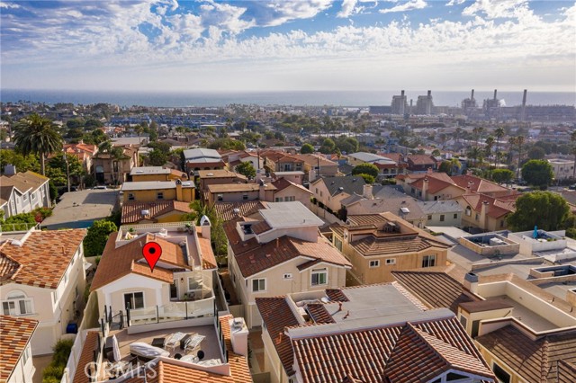 Just blocks to world-class beaches and The Strand of Hermosa Beach - leading to Pier Plaza with many dining and entertainment options!