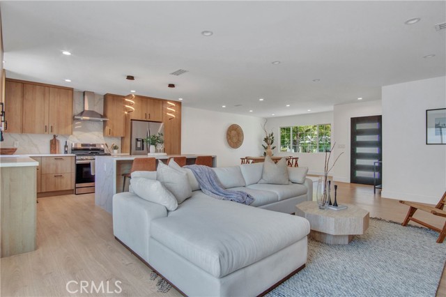 Detail Gallery Image 4 of 34 For 18406 Jovan St, Tarzana,  CA 91335 - 5 Beds | 4 Baths