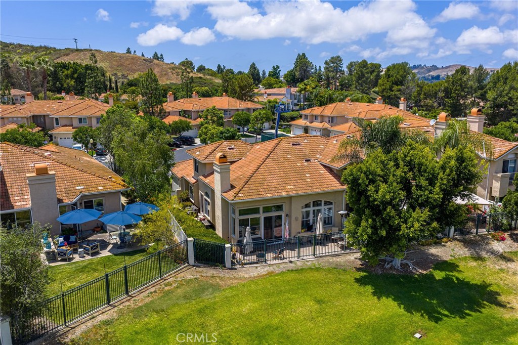 https://media.crmls.org/medias/bbf4c81d-e8a9-4d2a-8c78-822c074071bf.jpg?preset=X-Large